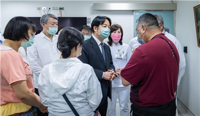 一名台電人員在嘉義修復電網時不慎遭到電擊，兼任民進黨主席的賴清德總統（中）16日南下探視傷患，並指示全力搶救。 (圖：Facebook@賴清德)