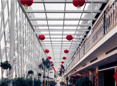 受到中國官方近期端出「禁酒令」整治「舌尖上的腐敗」與經濟不振的影響，不少高端餐飲消費明顯下滑，廣州多家大酒樓更傳出歇業消息。(示意圖/freepik)