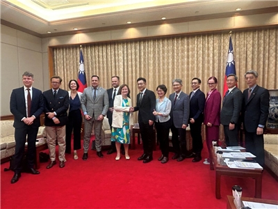 立法院副院長江啟臣(左7)今天(21日)接見「歐洲民主之盾特別委員會」，一開始和「歐洲民主之盾特別委員會」主席洛瓦索(Nathalie Loiseau)(左6)握手致意。(趙婉淳 攝)