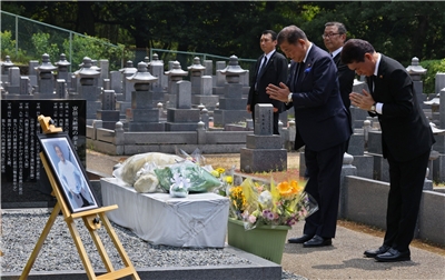 日本首相石破茂前往奈良市的三笠靈園慰靈碑前，向前日相安倍晉三獻花哀悼。(AFP)

