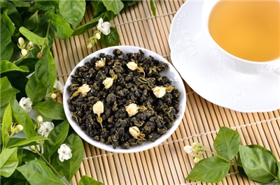 茉莉花茶即是採下花苞，在花朵綻放時把香氣窨製到茶葉裡，賦予茶葉花香。（圖片提供／花壇鄉農會）
