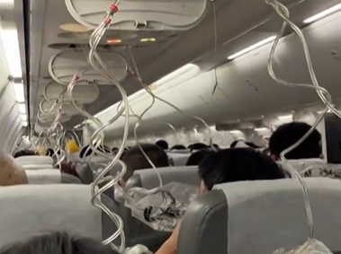 日本航空一架波音737-800型客機6月30日晚間從上海飛往東京途中，突然氧氣面罩掉落，10分鐘內急速下降7,000公尺，引發乘客恐慌與不適，所幸最後安全降落關西機場。 (圖擷自微博)