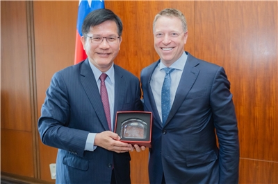 外交部長林佳龍(左)、美國智庫「保衛民主基金會」(FDD)中國計畫主席博明(Matthew Pottinger)(右)。(圖：林佳龍臉書)