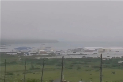 影片截圖顯示，俄羅斯遠東地區海岸小鎮北庫里爾斯克遭海嘯侵襲。