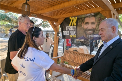 以色列總理尼坦雅胡(Benjamin Netanyahu)3日首次視察加薩走廊附近的尼爾奧茲集體農場(Kibbutz Nir Oz)。 (圖:X@IsraeliPM)