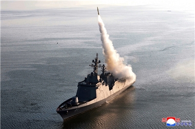 北韓宣布將要為海軍再打造一艘5千噸級驅逐艦。圖為先前已經下水的北韓新型驅逐艦「崔賢號」(Choe Hyon)。資料照片(AFP)