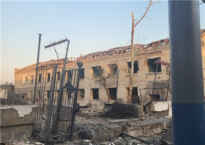 烏克蘭東南部札波羅熱州(Zaporizhzhia)的一座監獄遭俄軍轟炸，造成至少17名囚犯死亡。(X平台/@aborealis940)
