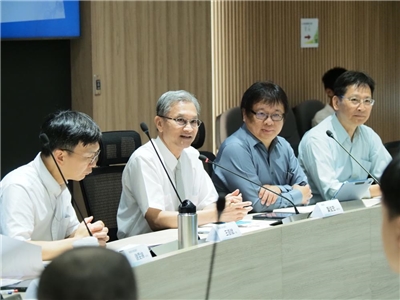 環境部28日辦理「重金屬廢水資源化論壇」。環境部次長葉俊宏(左2)出席致詞。(圖：環境部)