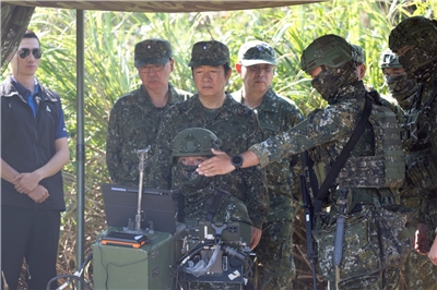 「漢光41號演習」實兵演練進入第7天，第三作戰區15日在新北八里守備區實施「縱深防禦」實兵演練，身為三軍統帥的賴清德總統（後排左三）前往視導。 (圖：Facebook@賴清德)