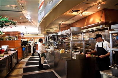 自從美國總統川普宣布課徵全球關稅後，進口成本增加已侵蝕商家利潤、推升物價，連老牌餐廳克萊德餐飲集團(Clyde's Restaurant Group)都相當有感。(翻攝Clyde's Restaurant Group臉書)