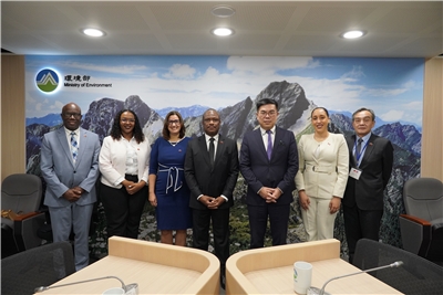 環境部長彭啓明(右3)今天(8日)接見海地外長伉儷訪團。(圖 : 環境部)