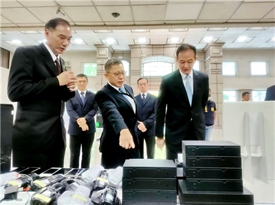 內政部警政署刑事警察局執行「淨話專案」並於28日說明成果，刑事局局長周幼偉(前右)、通傳會主祕黃文哲(前中)巡視證物 (央廣記者王照坤 攝)