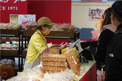 圖為工作人員為消費者結帳。資料照。