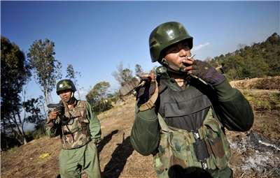 緬甸克欽獨立軍持續對抗政府軍，但中國為取得稀土，不惜要脅反抗軍撤軍否則封鎖出口。圖為緬甸克欽邦附近前線，克欽獨立軍(KIA )士兵堅守陣地。資料照片。(路透社/達志影像)