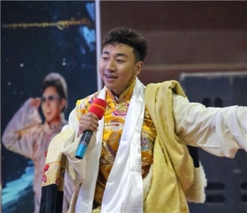 西藏青年歌手阿桑(Asang)於7月初因演唱歌頌西藏流亡精神領袖達賴喇嘛的歌曲而被拘捕。(X@VOT_Chinese_)