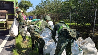 國軍第四作戰區官兵全力投入「丹娜絲」颱風災後復原工作，協助道路清理、物資搬運與環境整理。(圖：國防部提供)