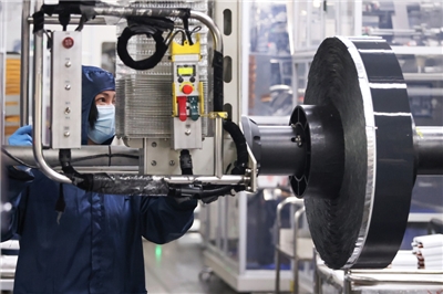 圖為江蘇鹽城一家企業工廠內，工人在工作的情況。資料照。(中新社提供)