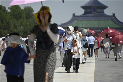 中國入夏酷暑難當，2025年以來高溫預警突破2萬次。示意圖。