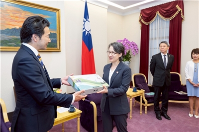 副總統蕭美琴29日接見「日本國民民主黨青年局」訪問團，她提到早年擔任國會議員期間，也熱衷與日本青年議員交流往來，很高興日本新世代國會力量、不分黨派的議員們，願意與台灣互動交往、深化情感。 (總統府提供)