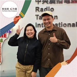 來自印尼的表演者梁芯櫻(左)與央廣印尼語主持人尤繼富(右)。