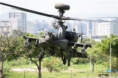 漢光演習進入持久作戰階段，陸軍航空601旅，17日在樹林柑園河濱公園，進行「直升機油彈樂補給作業」。圖為AH-64E「阿帕契」攻擊直升機，緊急降落進行油彈料補給。(楊仁翔 攝)