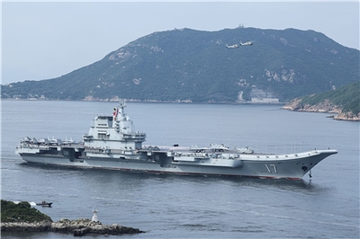 圖為共軍航空母艦山東艦編隊3日首次訪問香港。 (路透社/達志影像)