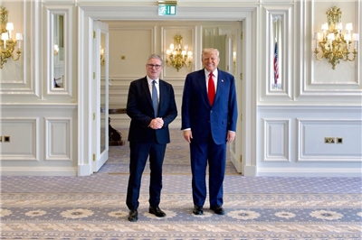 美國總統川普(Donald Trump)28日在蘇格蘭與英國首相施凱爾(Keir Starmer)會談。(圖:X@whitehouse)