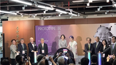 「民主先生2.0數位李登輝特展」開幕，前總統蔡英文、李登輝基金會董事長李安妮等貴賓共同出席 （劉玉秋 攝）