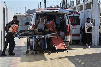 以色列部隊20日對加薩走廊領取人道援助物資的巴勒斯坦群眾開火，造成慘重傷亡。