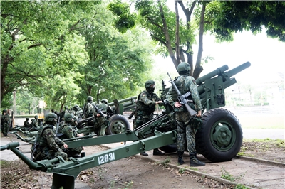 漢光演習進入第6天，14日想定共軍實施兩棲登陸，我方展開濱岸作戰。陸軍後備206旅於林口麗林國小，使用105榴砲對假想敵實施火力打擊，支援一線作戰部隊。(楊仁翔 攝)