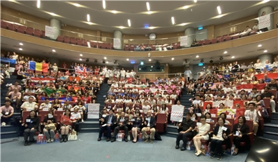 「2025國際語言學奧林匹亞競賽」開幕式21日在國立台灣大學盛大登場。中間前排左起依序是教育部次長朱俊彰、台大校長陳文章、台大文學院長鄭毓瑜以及2025國際語奧籌備委員會主席、台大語言所副教授邱振豪。(吳琍君攝)