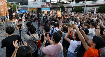 日本新興右翼政黨參政黨黨主席神谷宗幣20日在參議院選舉後於街頭發表演說。(AFP)