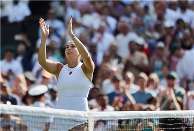 莎芭蓮卡（Aryna Sabalenka）慶祝溫網女單晉級4強。(AFP) 