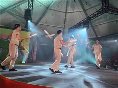 由FOCASA馬戲團主辦的《身體藝術節》將於7月19日在花蓮文創園區揭幕，18日晚間貴賓之夜限定演出，融合雜耍、特技與劇場與懷舊場景，相當精彩。(江昭倫 攝)