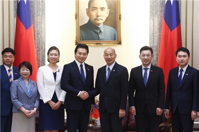 立法院長韓國瑜（右3）31日在立法院副院長江啟臣（右2）、民進黨立委陳冠廷（右1）等人陪同下，接見日本國民民主黨青年局長淺野哲眾議員一行，韓國瑜與淺野哲（左4）握手致意，誠摯表達歡迎。