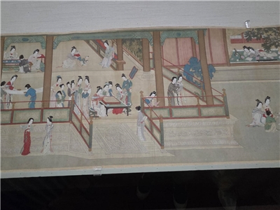 故宮北部院區「碁人弈事」特展，可一次看盡千年圍棋文化風華。圖為而明代仇英所繪《漢宮春曉》，其中也包含女子參與琴棋書畫等文人活動的畫面。(江昭倫 攝)