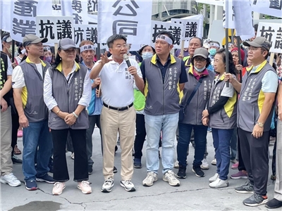 民進黨高雄市議員鄭光峰、無黨籍市議員李順進，以及在地多名里長等，30日陪同約300名民眾聚集在高雄市小港區三元能源廠區外抗議，眾人拉起白布條大喊「三元遷廠」。(圖：鄭光峰臉書)