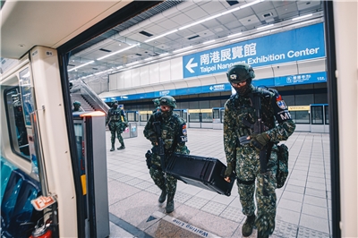 憲兵指揮部官兵運用地下化設施實施兵力、物資轉用。（軍聞社提供）