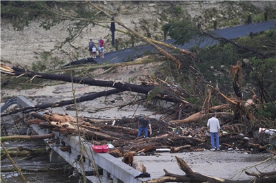 美國德州中部發生毀滅性洪災，造成交通中斷。
