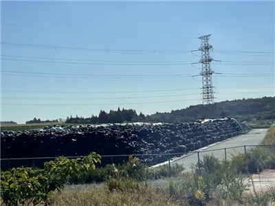 圖為福島核電廠周邊小鎮受核污染產生的土壤與廢棄物中間儲藏場。(圖：中央社)