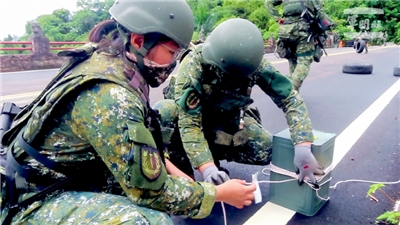 國防部化學兵連11日執行縱火兵器架設。(圖：國防部提供)
