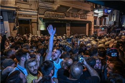 伊斯蘭抗議者30日聚集在土耳其伊斯坦堡，抗議萊蒙(Leman )雜誌所刊載的一幅政治漫畫，並與鎮暴警察發生衝突。(AFP)