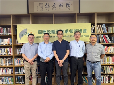 東海大學政治學系與亞洲政經與和平交流協會舉辦座談會探討大罷免結果。圖左起:林奕孜、蔡榮祥、張峻豪、陳宏銘、邱師儀。(亞洲政經與和平交流協會提供)
