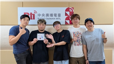 主持人亞特(左1)與夕陽武士團員(黃聖峰、王立、王顥諺、高哲軒)
