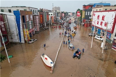 中國各種氣候的反常現象越來越常見，圖為河北省保定市涿州暴雨後，村里遭洪水淹沒資料照。(AFP)