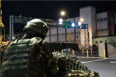漢光41號演習進入第7天，憲兵指揮部15凌晨，在台北萬板大橋，首次全線封橋執行「橋梁守備及據點群作戰」演練。(楊仁翔 攝)