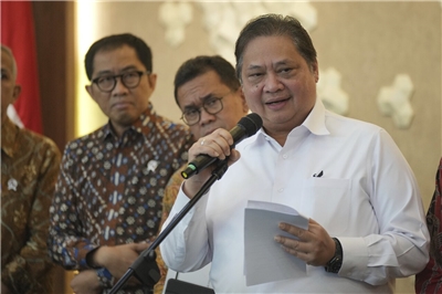 印尼經濟部長艾朗嘉(右1)3日表示，印尼將於下週簽署一份價值340億美元協議，擴大對美國能源、農產等商品進行採購。資料照。(美聯社/達志影像)