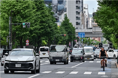 日本檢討修改外國駕照更換制度，未來確認住址的手續必須提交住民票副本。圖為日本道路交通。(AFP)