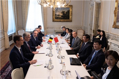 中國外長王毅1日在布魯塞爾與比利時總理德威弗會面。 (圖:中國外交部微博)