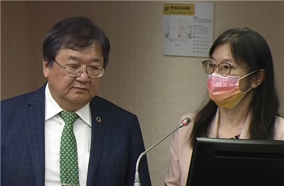 立法院衛環委員會7日安排審查「社會救助法」修正草案。左為衛福部長邱泰源、右為衛福部醫事司副司長劉玉菁。(翻攝國會頻道)